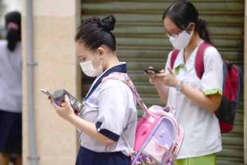 தென்கொரியாவில் மாணவர்கள் தொலைபேசி பயன்படுத்த தடை
