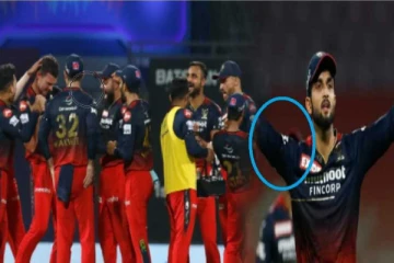 சென்னைக்கு எதிரான போட்டியில் கருப்பு பேட்ஜ் அணிந்து விளையாடிய பெங்களூரு வீரர்கள் - என்ன காரணம்?