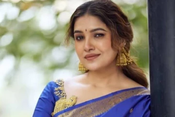 நீல நிற புடவையின் அழகில் மயக்கும் நடிகை வாணி போஜனின் அழகிய போட்டோஸ்