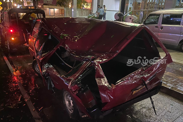 கொள்ளுப்பிட்டியில் முறிந்து விழுந்த மற்றுமொரு மரம்: மூன்று வாகனங்கள் சேதம் (Photos) | Another Tree Fell In Kollupitiya
