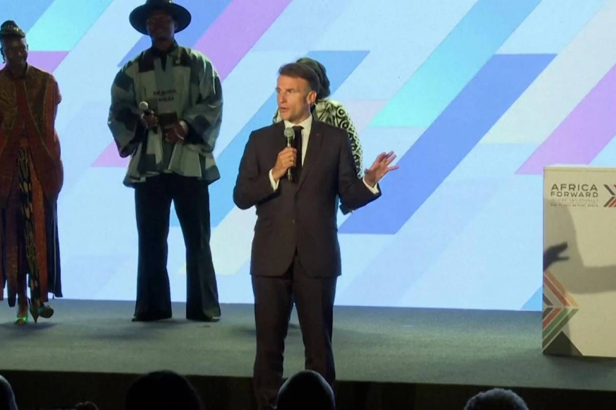 மேடையில் கோபப்பட்ட பிரான்ஸ் ஜனாதிபதி மேக்ரான்: பின்னணி | Why Macron Angry On Stage In Nairobi