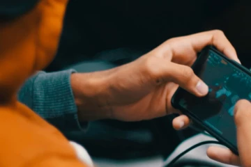 தாயின் வங்கிக் கணக்கில் இருந்து பெருந்தொகை பணத்தை கொள்ளையிட்ட மாணவன்