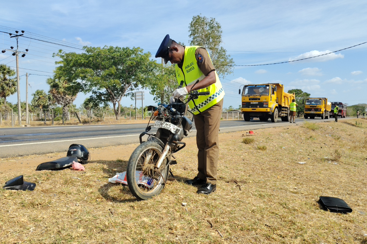 கிளிநொச்சியில் காருடன் மோதிய மோட்டார் சைக்கிள் ; பறிபோன உயிர் | Motorcycle Crashes Into Car In Kilinochchi