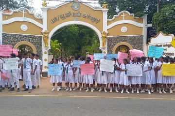 யாழில் மாணவிகளை காணொளி எடுத்த ஆசிரியர் - போராட்டத்தில் குதித்த மாணவர்கள்(படங்கள்)