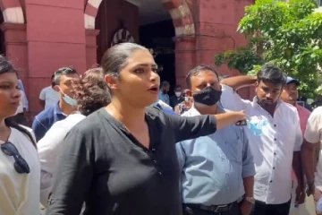 ஹிருணிகாவை தடுத்து நிறுத்திய பொலிஸார்(Video)