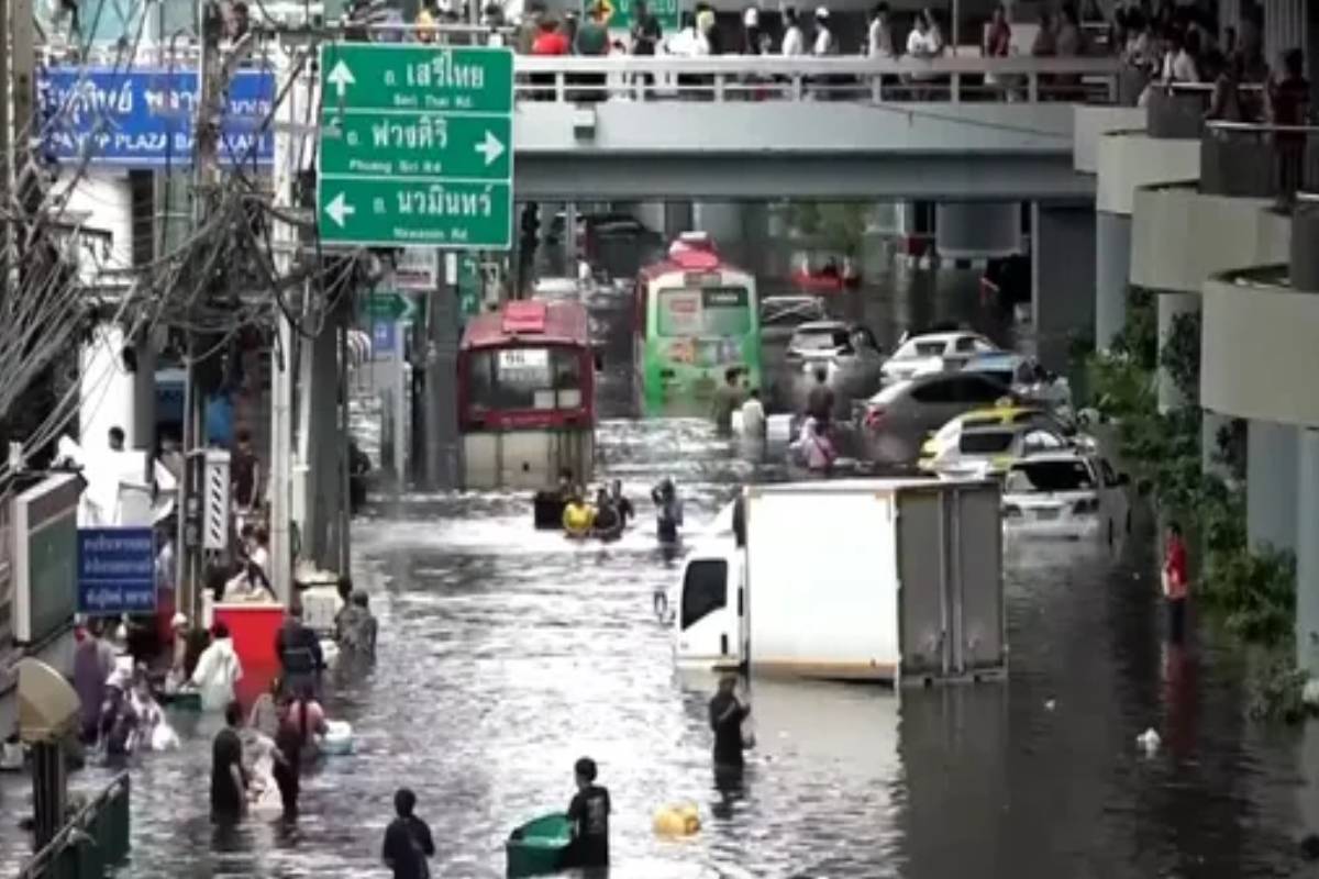 பேங்கொக்கில் ஏற்பட்டுள்ள கடும் வெள்ளப்பெருக்கு ; 40 பேர் பலி | Severe Flooding In Bangkok 40 Dead