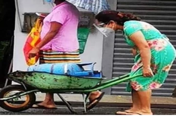 வீல் பரோக்களில் பொருட்களை கொண்டு சென்ற பொதுமக்கள்