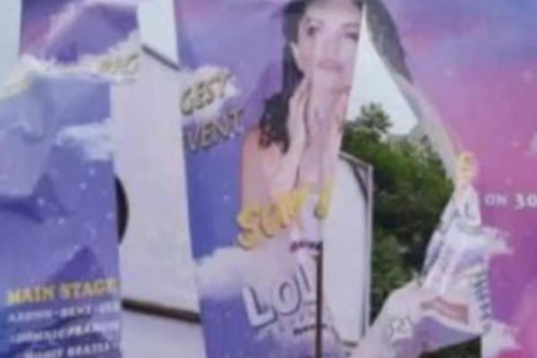 சன்னி லியோன் பேனரை கிழித்த 23 பேர் மீது வழக்குப்பதிவு : காரணம் என்ன? - தமிழ்நாடு