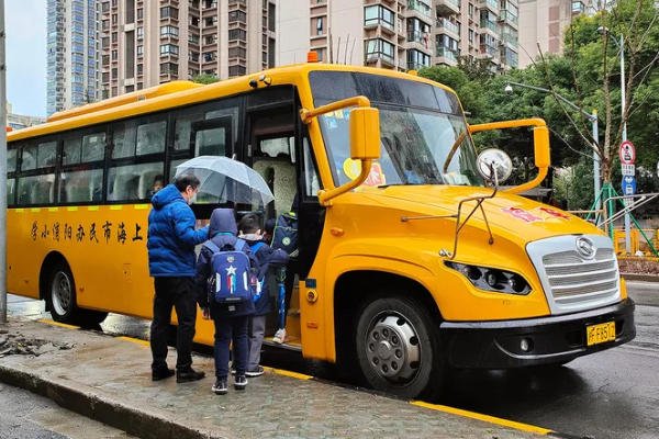 பள்ளி பேருந்துகள் ஏன் மஞ்சள் நிறத்தில் மட்டுமே இருக்கிறது தெரியுமா? | Why School Buses Are Always In Yellow Color