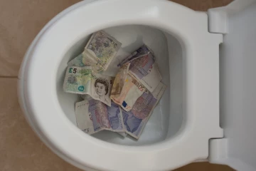 14 கோடி ரூபாய் பணத்தை கழிவறையில் ஃபிளஷ் செய்த ஜேர்மன் பெண்! ஏன் தெரியுமா?