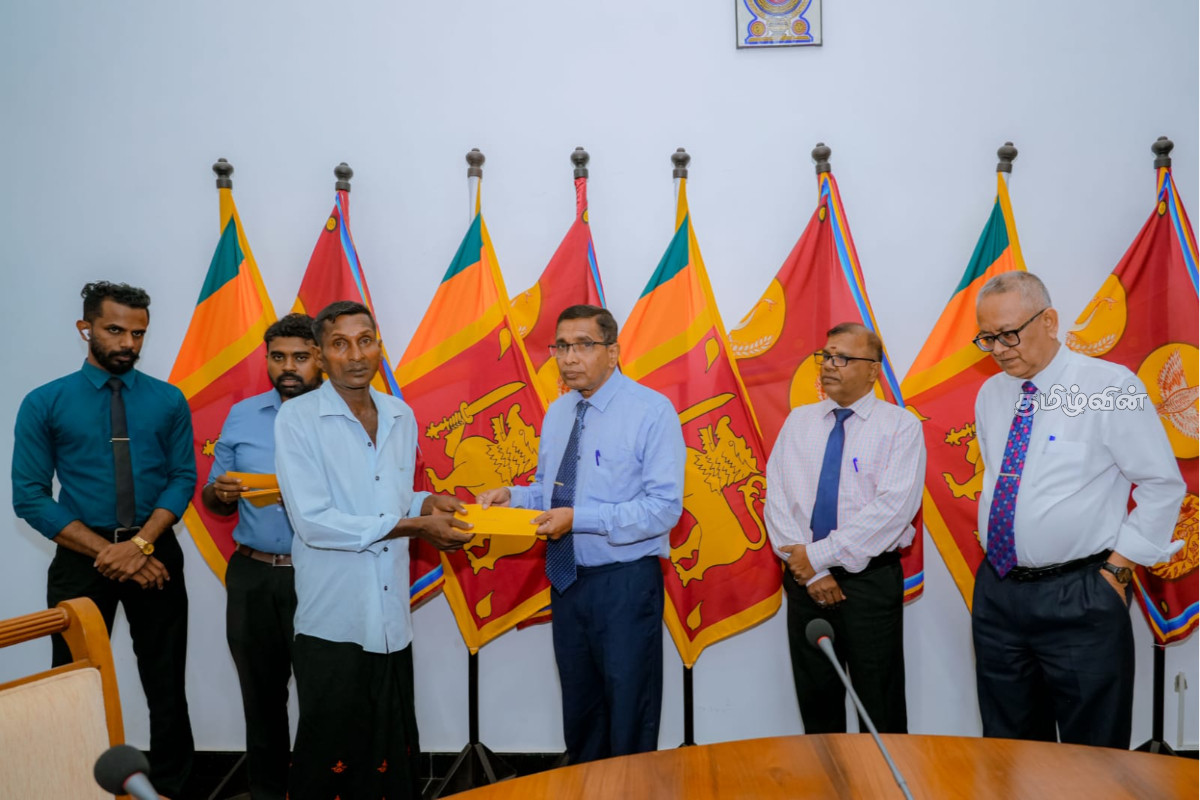 வீடமைப்பு உதவித்தொகை ஆளுநர் தலைமையில் வழங்கி வைப்பு! | Housing Grants Distributed Leadership Governor