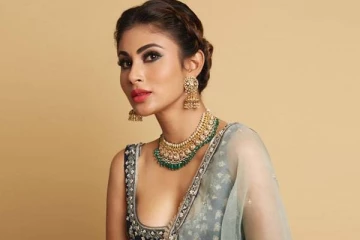 கோலாகலமாக நடந்து முடிந்த நாகினி சீரியல் புகழ் மௌனி ராயின் திருமணம்- இதோ அழகிய ஜோடியின் புகைப்படம்