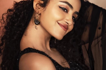 கருப்பு நிற உடையில் அனுபமாவின் அழகிய போட்டோஷூட்