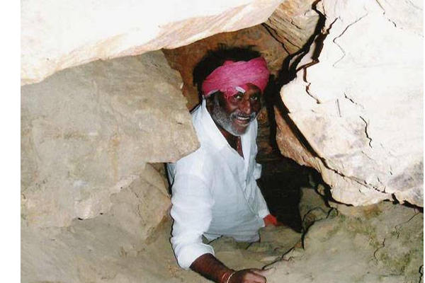 சூப்பர் ஸ்டாரின் ரிஷிகேஷ் பயணத்தில் யாராலும் சந்திக்க முடியாத நபரை சந்தித்த ரஜினி! | Rajini Met Rishi Guru சூப்பர் ஸ்டாரின் ரிஷிகேஷ் பயணத்தில் யாராலும் சந்திக்க முடியாத நபரை சந்தித்த ரஜினி! | Rajini Met Rishi Guru