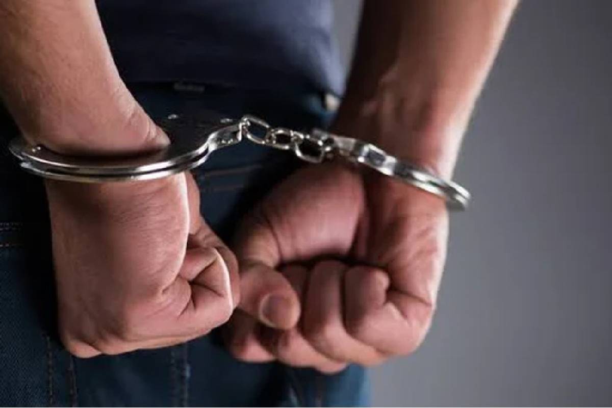 யாழில் நீண்ட காலமாக இளைஞன் செய்து வந்த தகாத செயல் ; நள்ளிரவில் பொலிஸாரின் அதிரடி | Youth Arrest With Drugs In Jaffna