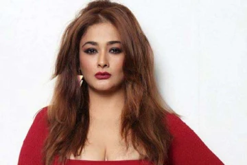 90ஸ் ரசிகர்களின் கனவு கன்னி.. சரக்கும் கையுமாக ரூமில் ஆட்டம் போடும் நடிகை கிரண்