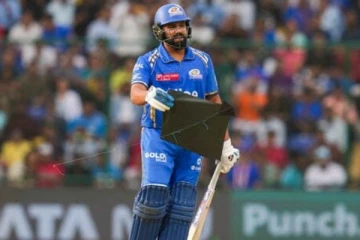 ரோஹித் ஷர்மா கையில் இருந்த பொருள்; திடீரென நிறுத்தப்பட்ட ஆட்டம் - என்ன நடந்தது?