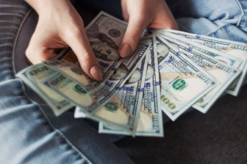 டொலருக்கு நிகரான இலங்கை ரூபாவின் பெறுமதி வரலாறு காணாத வீழ்ச்சியை பதிவு  செய்தது