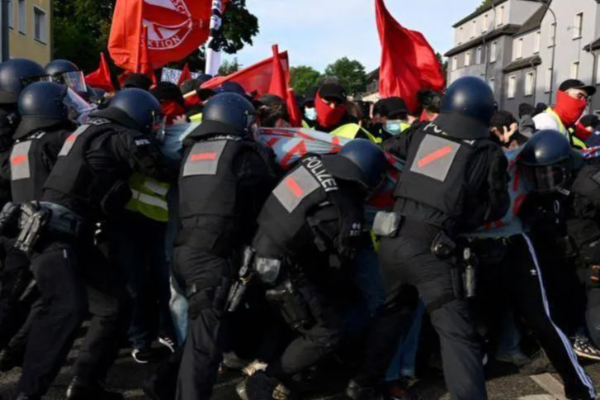 ஜேர்மனி போராட்டத்தில் வெடித்த வன்முறை ; பல பொலிஸார் காயம் | Violence Erupts At Protest In Germany ஜேர்மனி போராட்டத்தில் வெடித்த வன்முறை ; பல பொலிஸார் காயம் | Violence Erupts At Protest In Germany