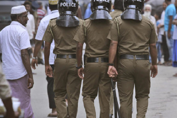 வவுனியாவில் வாள்களுடன் அட்டகாசம் செய்த இருவர் கைது! | Two Arrested In Vavuniya