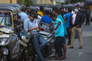 எரிபொருளுக்காக சென்றவர் மோட்டார் சைக்கிளை பறிகொடுத்தார்!
