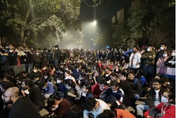 டெல்லியில் மருத்துவர்கள் மீது போலீசார் தடியடி - நாளை நாடு தழுவிய வேலைநிறுத்தம்