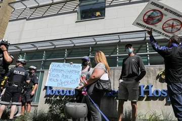 என்னை கேட்காமல் என் மனைவிக்கு எப்படி கொரோனா தடுப்பூசி போட்டாய்?: செவிலியர் முகத்தில் ஓங்கி குத்து விட்ட கனேடியர்