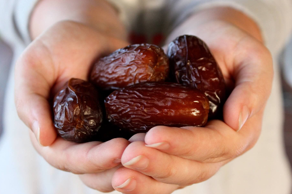 மின்னல் வேகத்தில் கொழுப்பை கரைக்கும் பேரிச்சை... ஒரு நாளைக்கு எத்தனை சாப்பிடனும் தெரியுமா? | How Can Dates Aid Weight Loss
