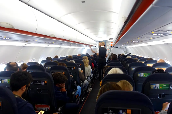 விமானத்தில் ஓவர் லோடு; 19 பேரை இறக்கிவிட்ட விமானி! | Overload In Flight Pilot Who Dropped 19 People