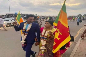 கோட்டா வீட்டுக்குப் போ;  போராட்ட களத்தில் புதுமண  தம்பதிகள்! வைரலாகும் புகைப்படம்