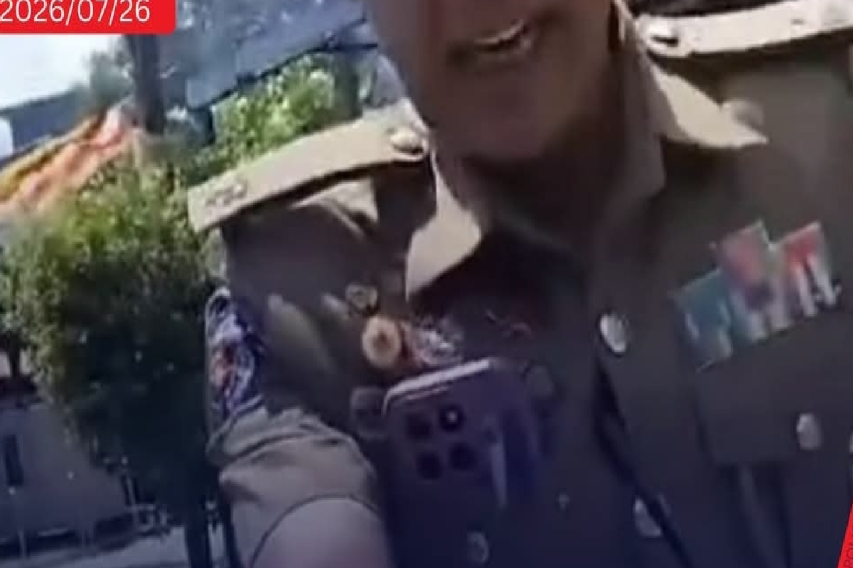 சமூக ஊடக காணொளியால் பணி இடைநீக்கம் செய்யப்பட்ட பொலிஸ் அதிகாரி | Police Officer Suspended Over Social Media Video