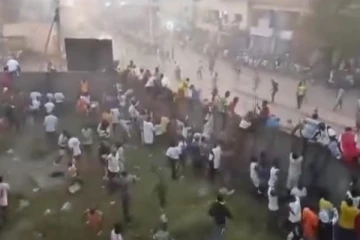 நடுவர் வழங்கிய சர்ச்சை முடிவு - ரசிகர்களின் மோதலில் 100 பேர் பலி