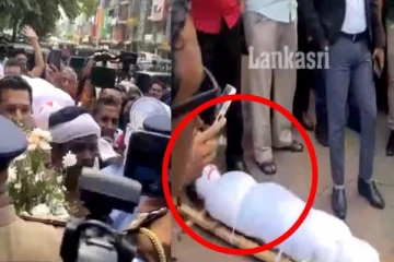 கொழும்பில் பொலிஸ் நிலையத்திற்கு முன்னால் திரண்ட மக்கள் : களத்தில் மலர் வளையங்களும் சடலம் போன்ற உருவங்களும்