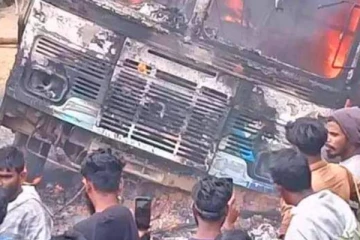 මෙරට බස්රථ අනතුරකින් දෙදෙනෙකු ජීවිතක්ෂයට - ප්‍රදේශවාසීන් බස් රථයට ගිනි තබයි..(PHOTOS)