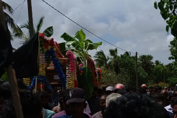 கிளிநொச்சி இளைஞனின் மரணத்திற்கு நீதி வேண்டும்; இறுதி ஊர்வலத்தில் சலசலப்பு