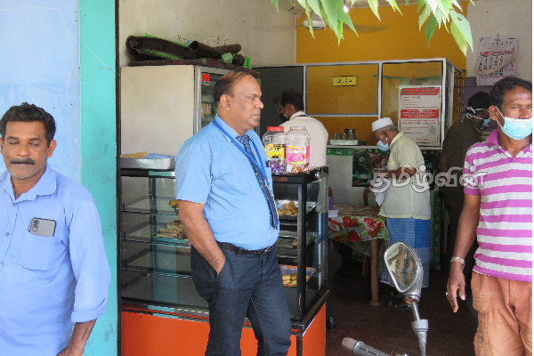கரப்பான் பூச்சியுடன் கோழி பிரியாணி பார்சல் (Photos) | Unhealthy Food Batticaloa