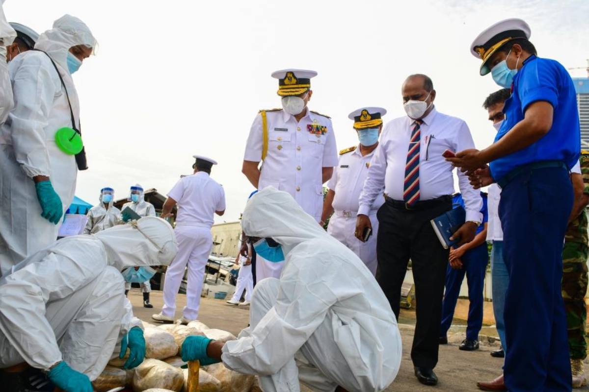 பிறரின் பயணப் பைகளை எடுத்துச் செல்லாதீர்கள் : சுங்கத் திணைக்களம் எச்சரிக்கை! | Don T Carry Other People S Luggage During Travel பிறரின் பயணப் பைகளை எடுத்துச் செல்லாதீர்கள் : சுங்கத் திணைக்களம் எச்சரிக்கை! | Don T Carry Other People S Luggage During Travel