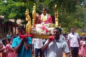 வவுனியாவில் பெண் அதிபரை பல்லக்கில் சுமந்து சென்ற மாணவர்களின் பெற்றோர்கள்!