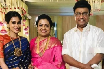 பாக்யராஜ் மனைவிக்கு என்னாச்சு? கையில் கட்டுடன் வந்ததால் எல்லோரும் ஷாக்