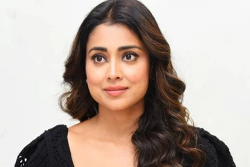 சட்ட பட்டனை கழட்டிவிட்டு நடிகை ஸ்ரேயா கொடுத்த போஸ்.. மயங்கிப்போன ரசிகர்கள்