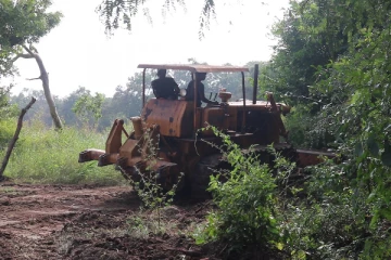 கிராமத்தைச் சூழவுள்ள வனப்பகுதிகளுக்கு யானை வேலிகள் அமைக்கும் பணி (Video)