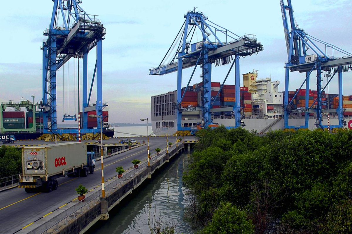 அமெரிக்க போர்க்கப்பல்கள் மீது ஈரான் பதிலடி தாக்குதல் | Iran Strikes Us Vessels For Cargo Ship S Seizure