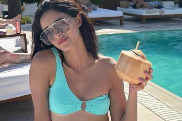 நீச்சல் உடையில் அனன்யா பாண்டே.. ஹாட் புகைப்படங்கள்