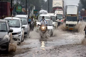 சென்னையினை மிரட்டும் கன மழை -  போக்குவரத்தில் மாற்றம்!