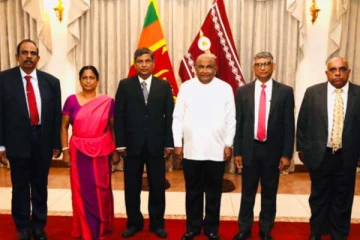 ඉහළ පුටු රැසක් පිරුණු පිරිස මෙන්න