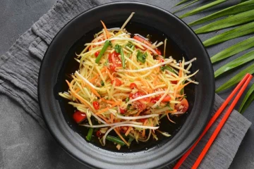 உடல் எடையை குறைக்கும் பச்சை பப்பாளி சாலட்! வெறும் பத்தே நிமிடத்தில் தயாரிக்கலாம்.. எப்படி தெரியுமா?