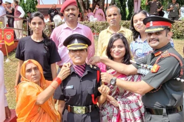 ராணுவ அதிகாரியான வீர மரணமடைந்த இந்தியரின் மனைவி!