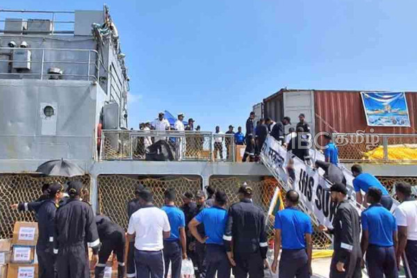 திருகோணமலையை வந்தடைந்த இந்திய INS சுகன்யா | India Aircraft Donates Relief To Flood Victims