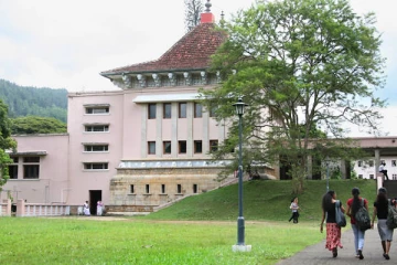 සරසවි ගැටුමකින් සිසුවියන් දෙදෙනෙකු හා සිසුවෙකු රෝහලේ