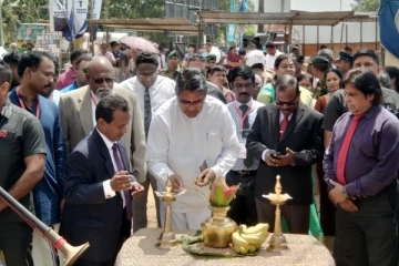 யாழில் சர்வதேச வர்த்தக சந்தையை தொடங்கிவைத்த ஆளுநர்!
